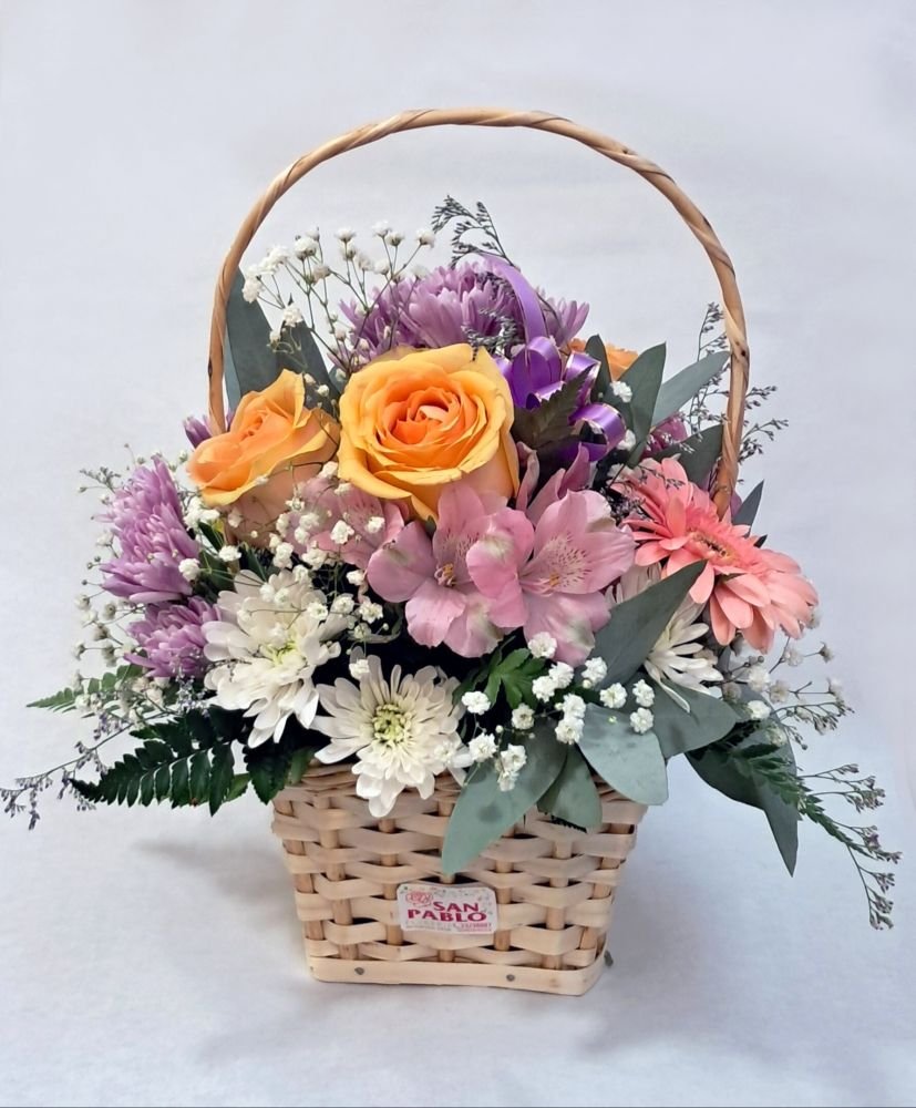 Canasta de flores variadas