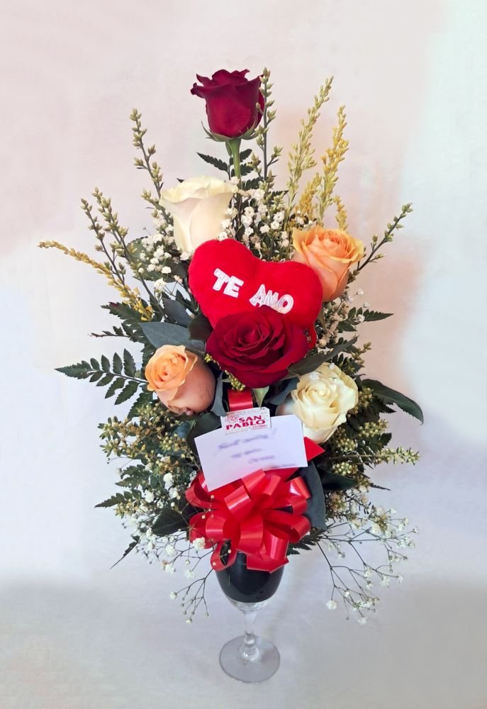 Copa de 6 rosas con peluche corazón