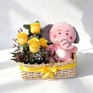 Canasta de rosas con peluche