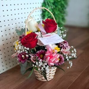 Canasta de flores variadas