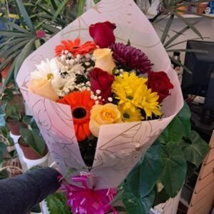 Ramo de 6 rosas y flores varias