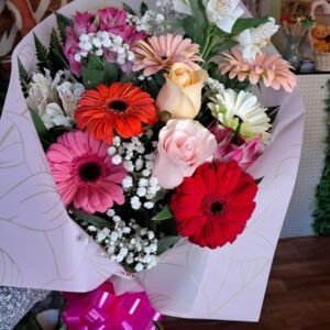 Ramo de rosas, gerberas, astromelias e ilusión
