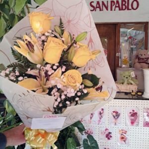 Ramo de rosas, lilium e ilusión