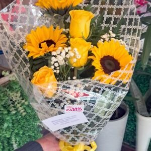 Ramo de girasoles y rosas