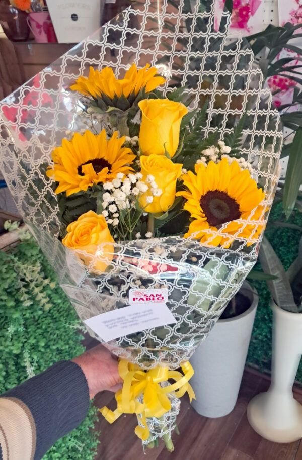 Ramo de girasoles y rosas