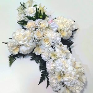 Cruz blanca con detalle de rosas