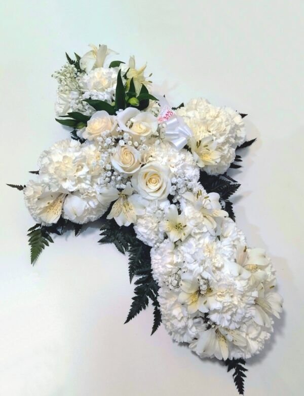 Cruz blanca con detalle de rosas